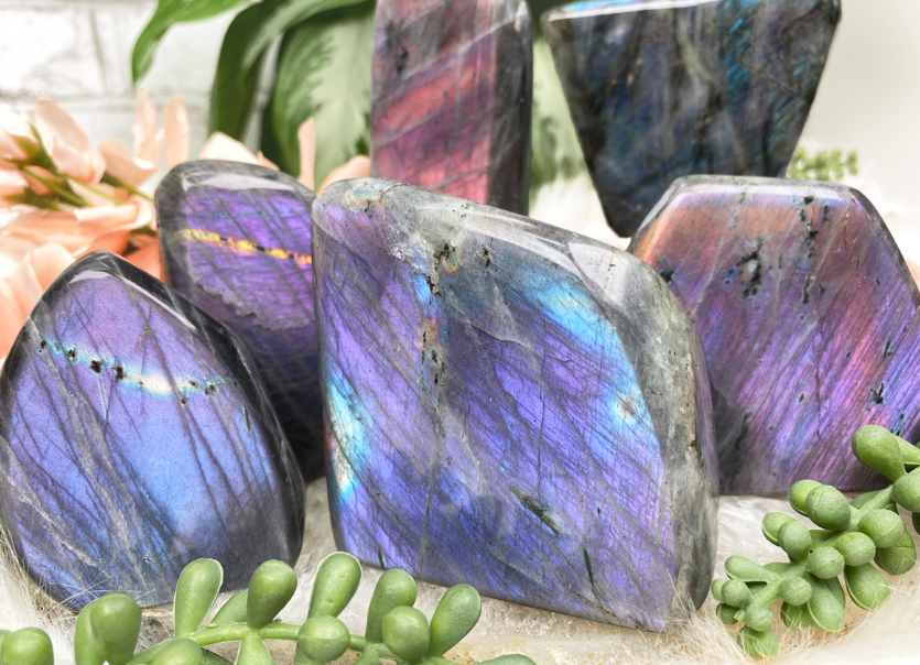 Exploring Labradorite Meaning and Its Synergy with Other Crystals and Stones