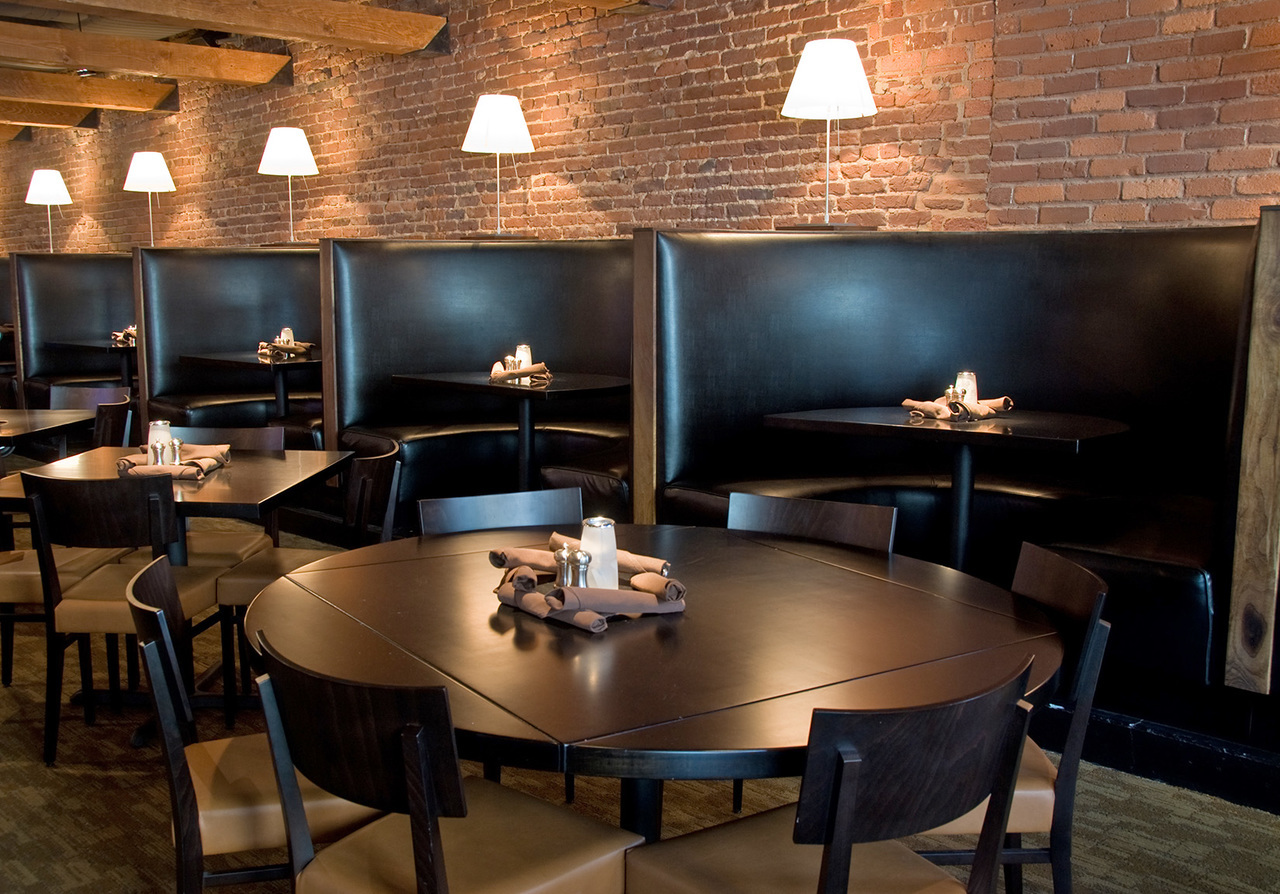 Restaurant Booths vs Bar Seating: What’s Better for Customer Retention?